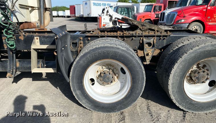 image for item DL7197 1999 International 9200  semi truck