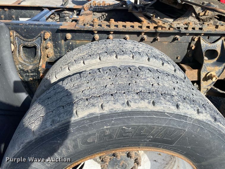 image for item DL7197 1999 International 9200  semi truck