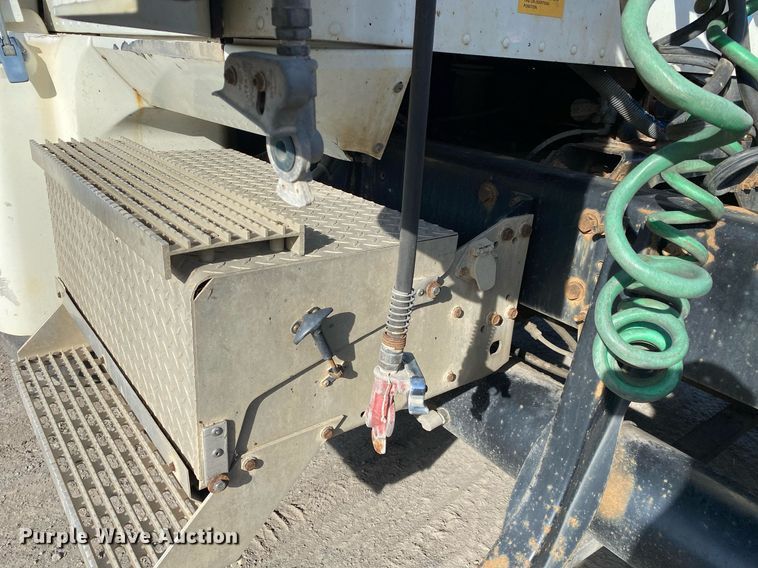 image for item DL7197 1999 International 9200  semi truck