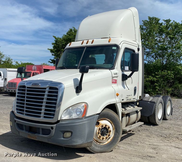 image for item DL7198 2011 Freighliner Cascadia  semi truck