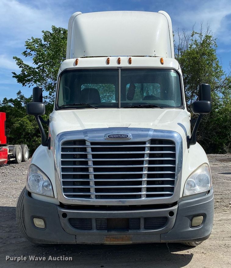 image for item DL7198 2011 Freighliner Cascadia  semi truck