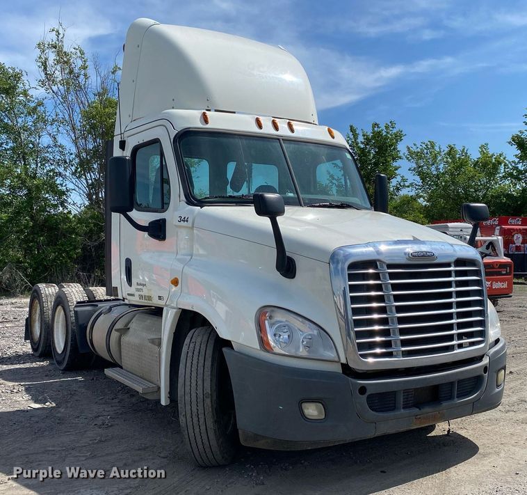 image for item DL7198 2011 Freighliner Cascadia  semi truck