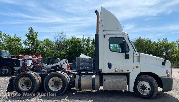 image for item DL7198 2011 Freighliner Cascadia  semi truck