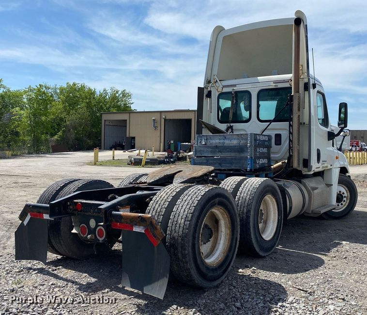 image for item DL7198 2011 Freighliner Cascadia  semi truck