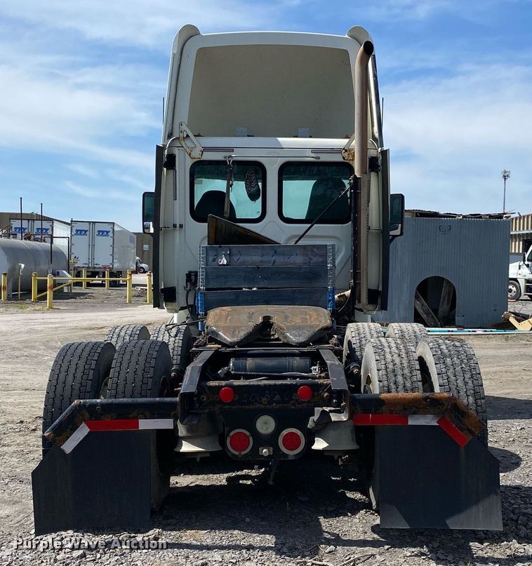 image for item DL7198 2011 Freighliner Cascadia  semi truck