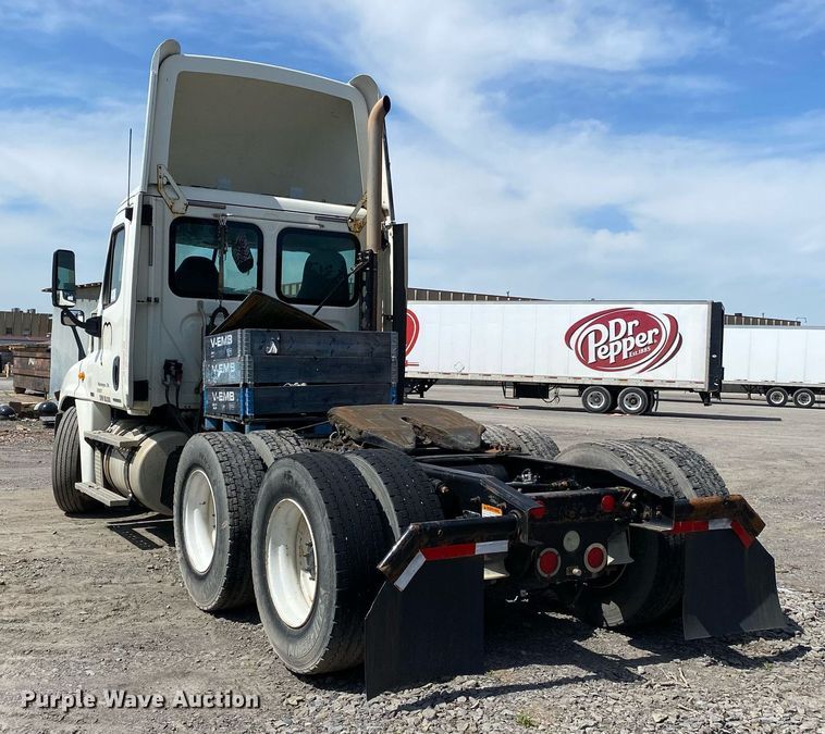 image for item DL7198 2011 Freighliner Cascadia  semi truck