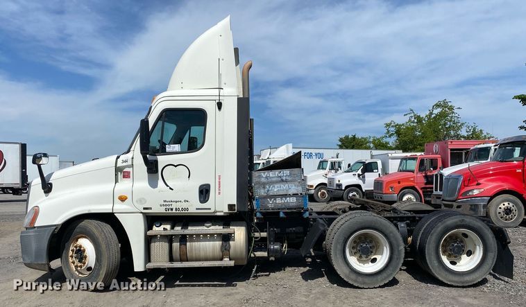 image for item DL7198 2011 Freighliner Cascadia  semi truck