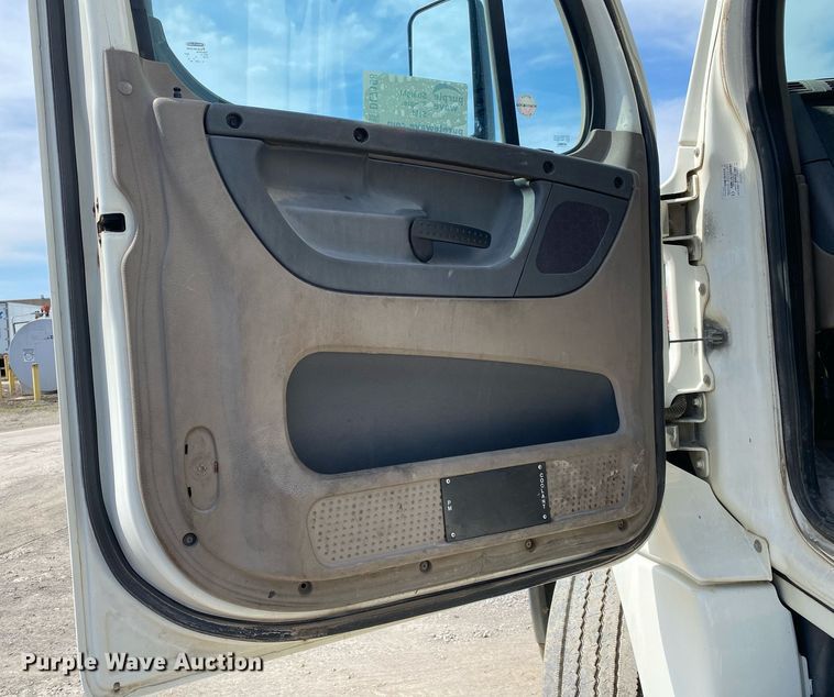 image for item DL7198 2011 Freighliner Cascadia  semi truck