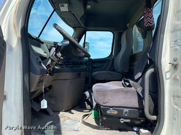 image for item DL7198 2011 Freighliner Cascadia  semi truck