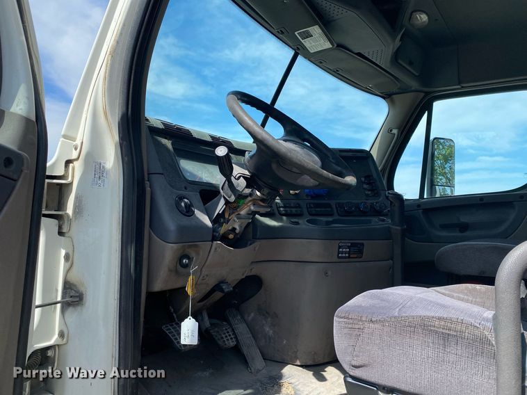 image for item DL7198 2011 Freighliner Cascadia  semi truck