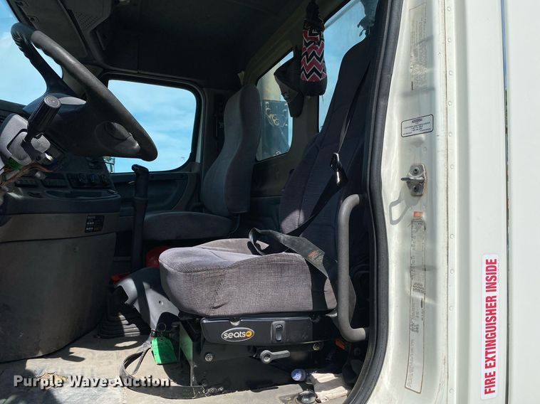 image for item DL7198 2011 Freighliner Cascadia  semi truck