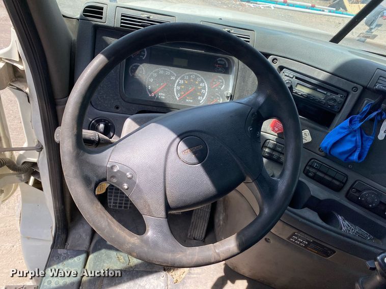 image for item DL7198 2011 Freighliner Cascadia  semi truck