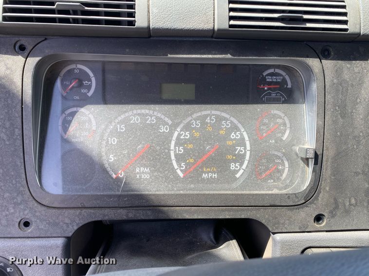 image for item DL7198 2011 Freighliner Cascadia  semi truck