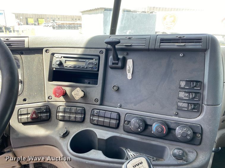 image for item DL7198 2011 Freighliner Cascadia  semi truck