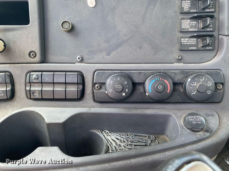 image for item DL7198 2011 Freighliner Cascadia  semi truck