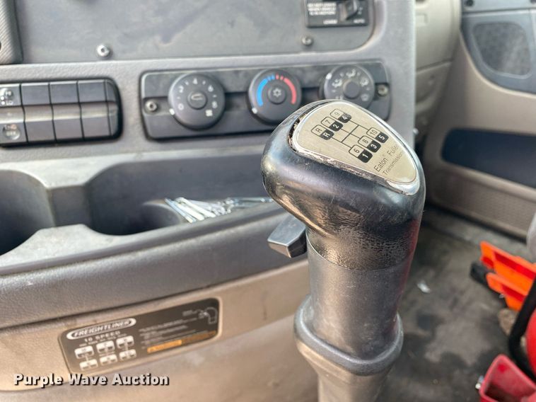 image for item DL7198 2011 Freighliner Cascadia  semi truck