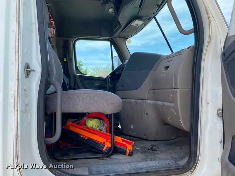 image for item DL7198 2011 Freighliner Cascadia  semi truck