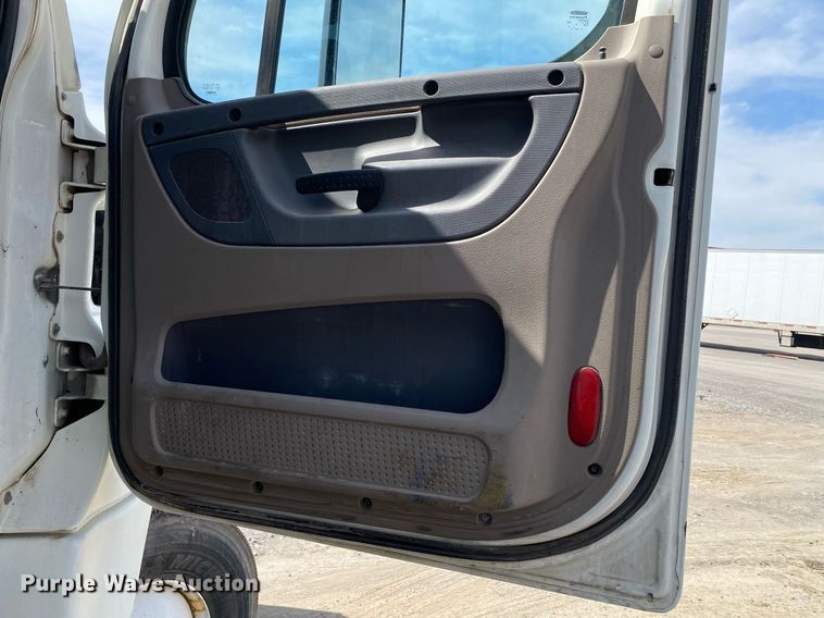 image for item DL7198 2011 Freighliner Cascadia  semi truck