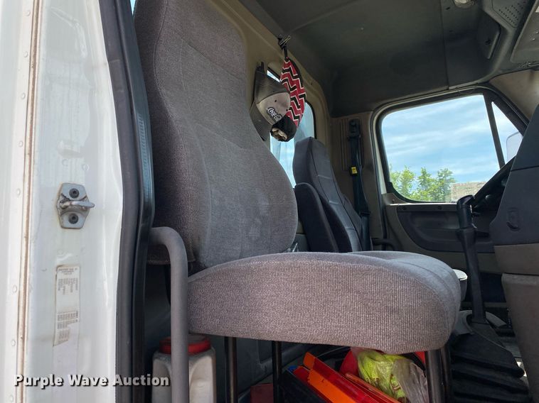 image for item DL7198 2011 Freighliner Cascadia  semi truck