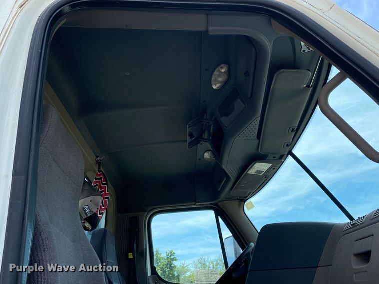 image for item DL7198 2011 Freighliner Cascadia  semi truck