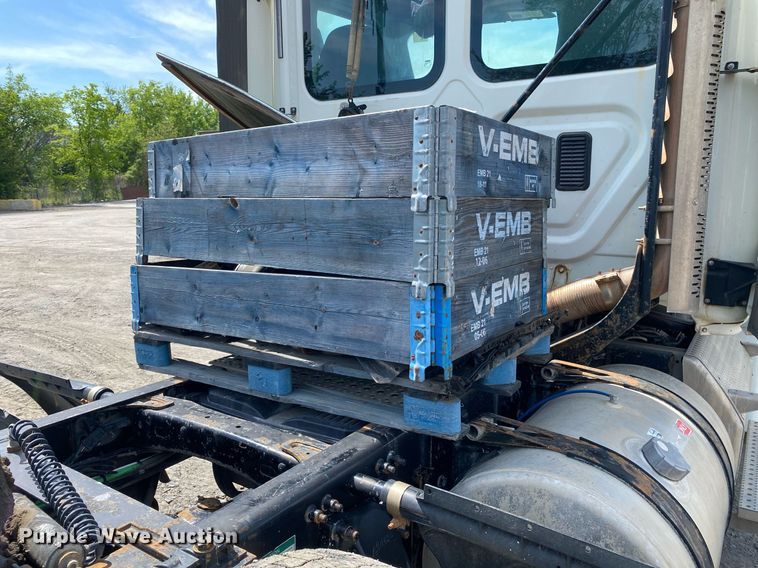 image for item DL7198 2011 Freighliner Cascadia  semi truck