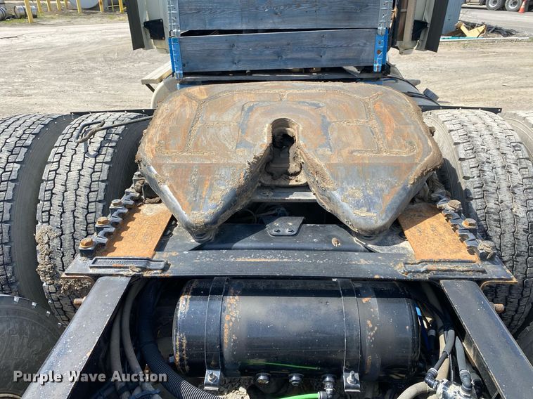 image for item DL7198 2011 Freighliner Cascadia  semi truck