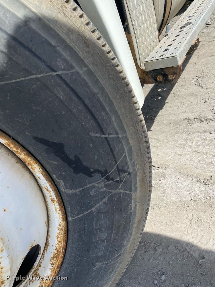 image for item DL7198 2011 Freighliner Cascadia  semi truck