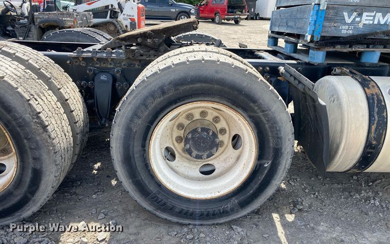 image for item DL7198 2011 Freighliner Cascadia  semi truck