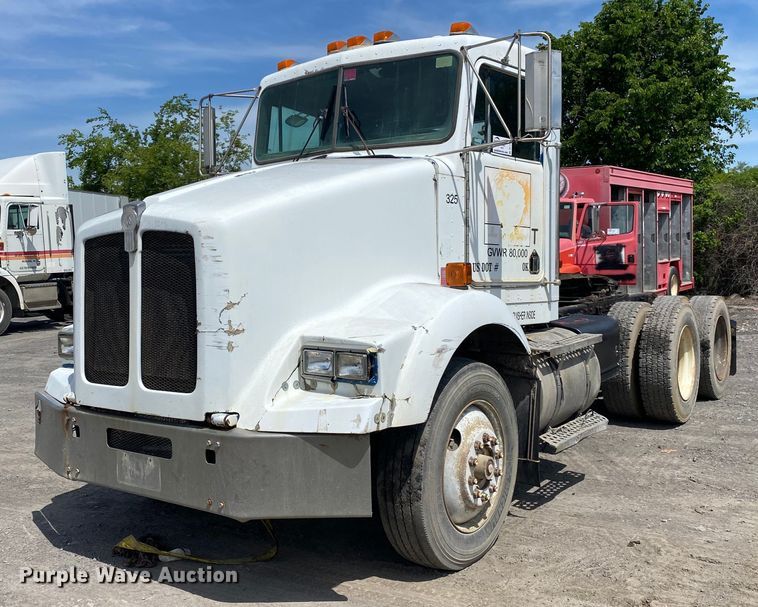 image for item DL7200 1995 Kenworth T450  semi truck