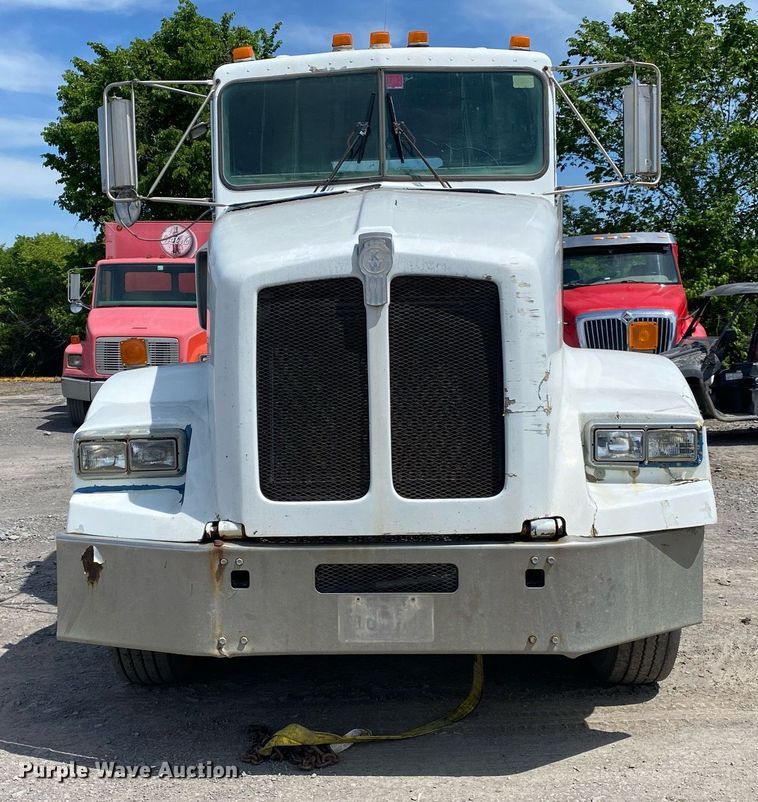 image for item DL7200 1995 Kenworth T450  semi truck