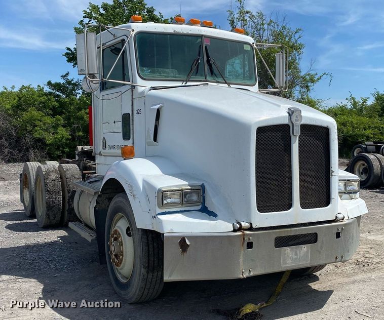 image for item DL7200 1995 Kenworth T450  semi truck