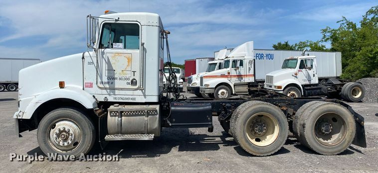 image for item DL7200 1995 Kenworth T450  semi truck