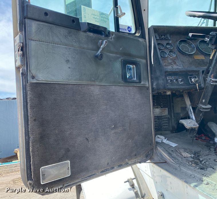 image for item DL7200 1995 Kenworth T450  semi truck