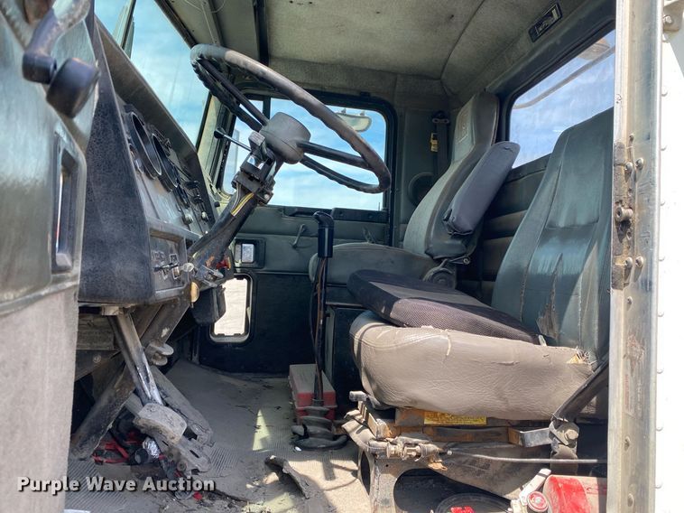 image for item DL7200 1995 Kenworth T450  semi truck