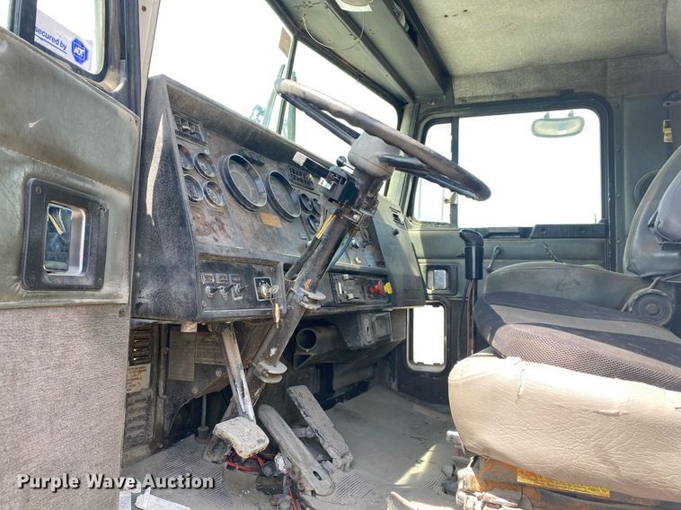 image for item DL7200 1995 Kenworth T450  semi truck