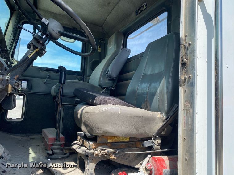 image for item DL7200 1995 Kenworth T450  semi truck