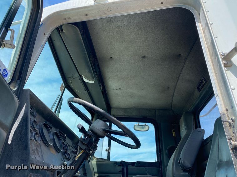 image for item DL7200 1995 Kenworth T450  semi truck