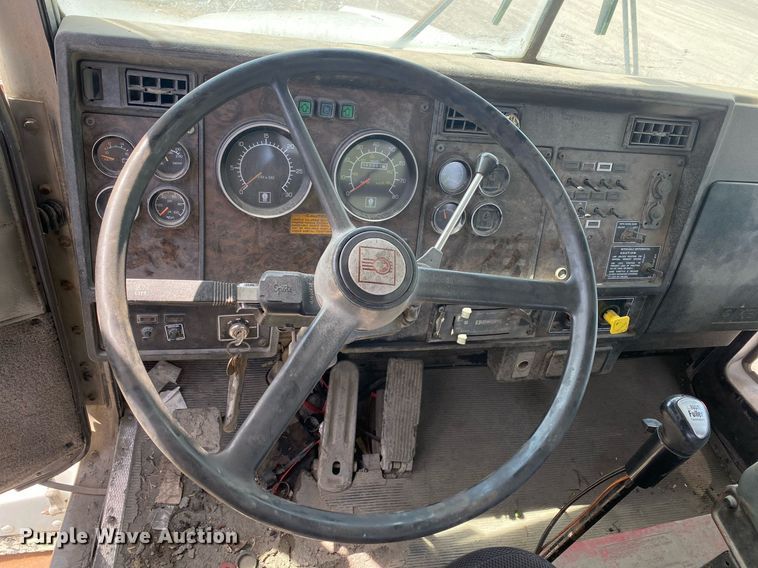 image for item DL7200 1995 Kenworth T450  semi truck