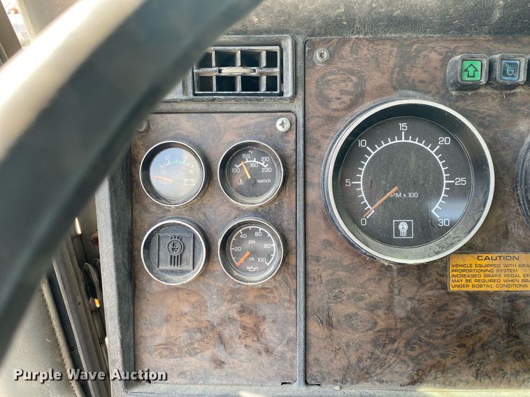 image for item DL7200 1995 Kenworth T450  semi truck