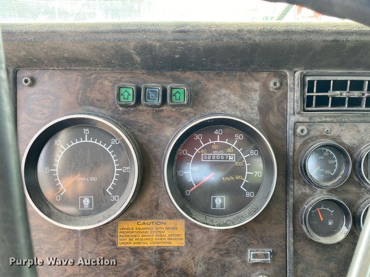 image for item DL7200 1995 Kenworth T450  semi truck