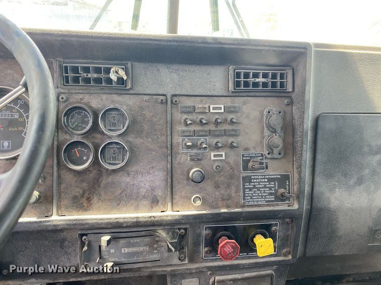 image for item DL7200 1995 Kenworth T450  semi truck