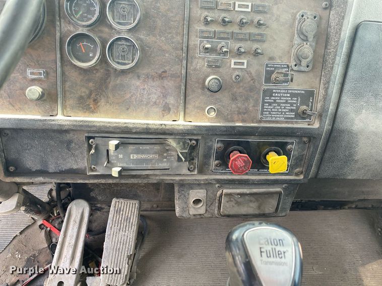 image for item DL7200 1995 Kenworth T450  semi truck