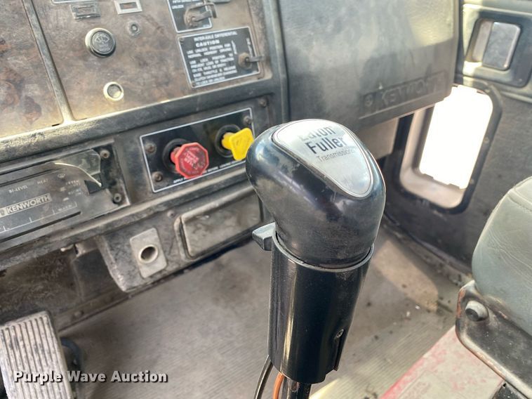 image for item DL7200 1995 Kenworth T450  semi truck