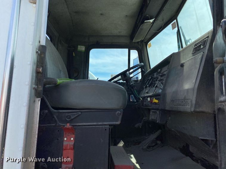 image for item DL7200 1995 Kenworth T450  semi truck