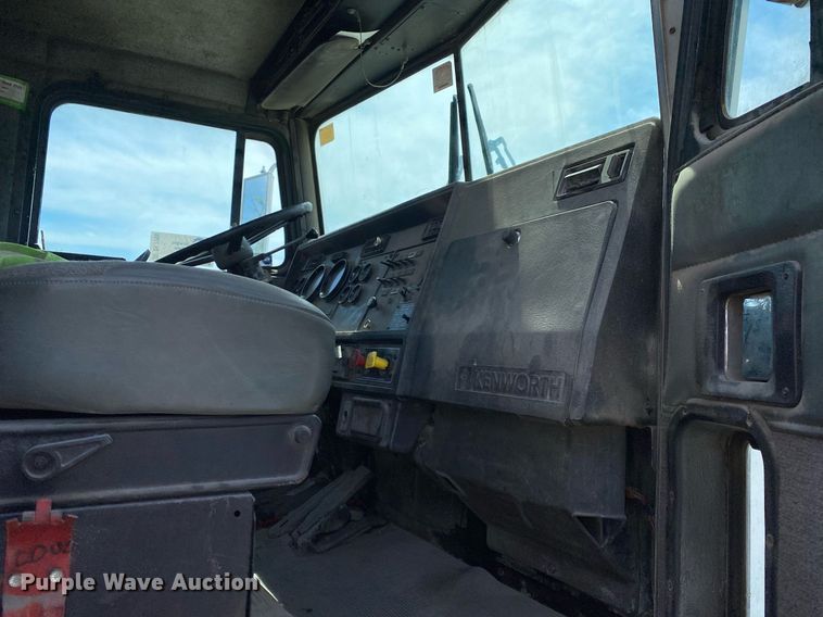 image for item DL7200 1995 Kenworth T450  semi truck