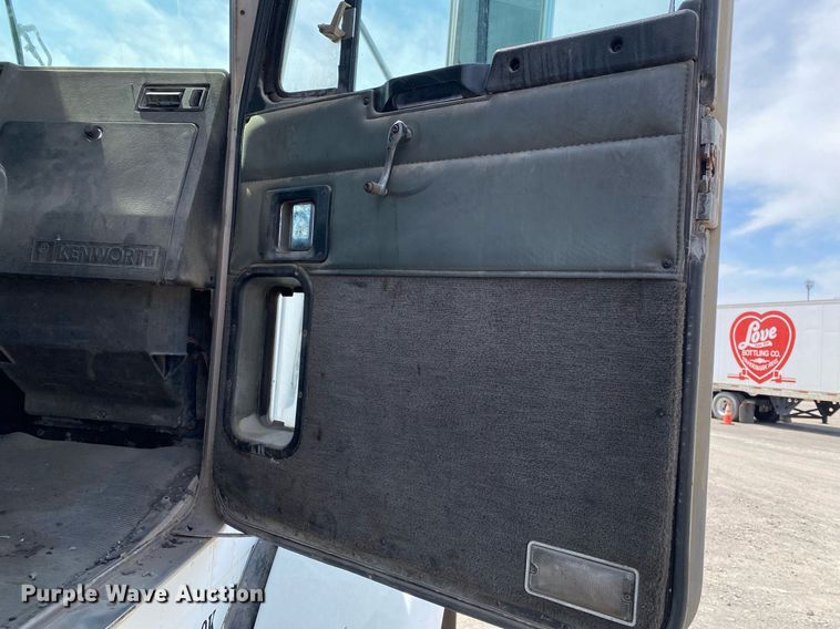 image for item DL7200 1995 Kenworth T450  semi truck