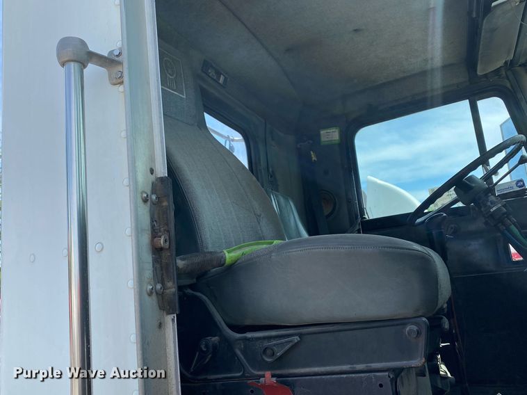 image for item DL7200 1995 Kenworth T450  semi truck