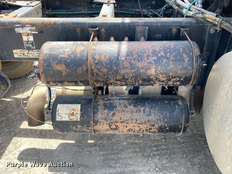 image for item DL7200 1995 Kenworth T450  semi truck