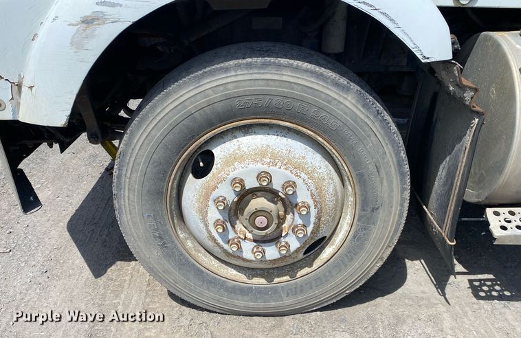 image for item DL7200 1995 Kenworth T450  semi truck