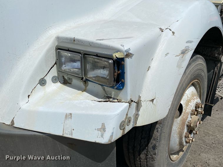 image for item DL7200 1995 Kenworth T450  semi truck